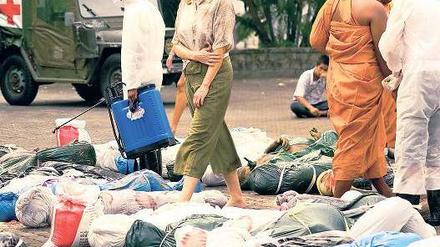 Zwischen Leichensäcken sucht Billi (Veronica Ferres) nach ihrem Mann und ihren Kindern, die durch die Welle starben. Der Film wurde an Originalschauplätzen gedreht. Foto: ZDF
