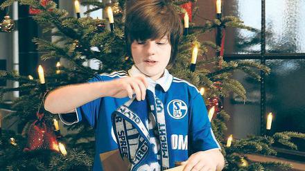 Das hab ich mir nicht gewünscht. Blau-weiß ist nicht gleich blau-weiß, das weiß jeder Fußballfreund. Ein Hertha-Schal für einen Schalke-Fan, das geht gar nicht. 