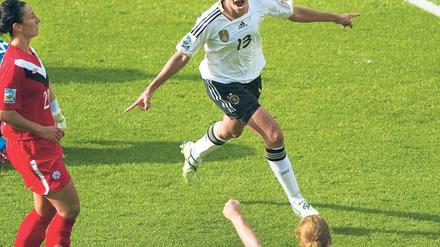 Früh gefreut. Celia Okoyino da Mbabi jubelt über ihren Treffer zum 2:0 im WM-Eröffnungsspiel gegen Kanada. Foto: AFP