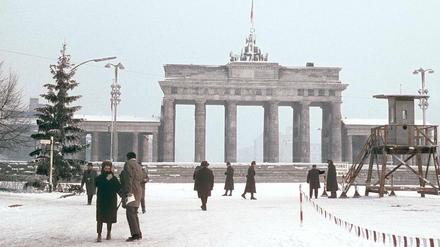 Winterspaziergang zur Grenze. Das erste Weihnachtsfest nach dem Mauerbau machte vielen Berlinerinnen und Berlinern die Trennung von Angehörigen und Freunden noch einmal besonders schmerzlich bewusst. Diese Aufnahme entstand am 26. Dezember 1961 auf der Westseite des Brandenburger Tores.