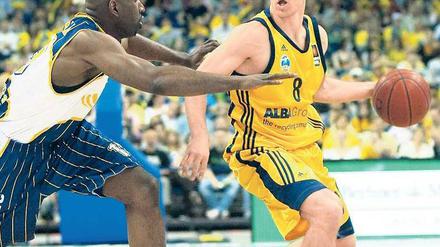 Für Berlin am Ball. Albas Spielmacher Heiko Schaffartzik (hier gegen Oldenburgs Louis Campbell).