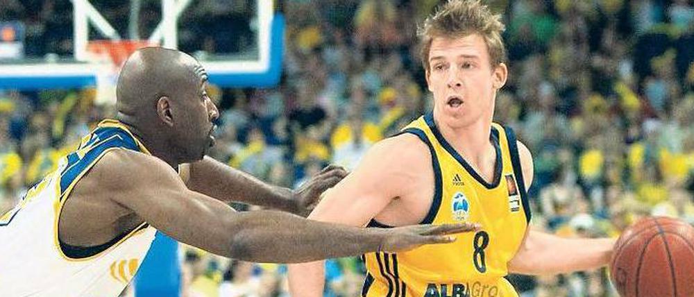Für Berlin am Ball. Albas Spielmacher Heiko Schaffartzik (hier gegen Oldenburgs Louis Campbell).