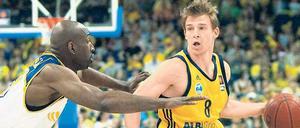 Für Berlin am Ball. Albas Spielmacher Heiko Schaffartzik (hier gegen Oldenburgs Louis Campbell).