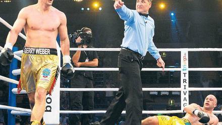 Gegner am Boden. Im Juli 2011 knockte Marco Huck in München seinen argentinischen Herausforderer Hugo Hernan Garay in der 10. Runde aus.