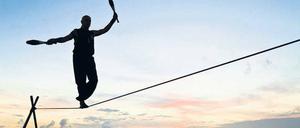 Geht das gut? Bekommt die Politik die Schuldenkrise in den Griff, könnte es ab Sommer besser werden. Wenn nicht, droht der Absturz. Foto: Mauritius