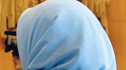 Wiederholungsfall. Schon 2003 ging es in Karlsruhe um den Fall einer muslimischen Lehrerin, die im Unterricht ihr Kopftuch trug. Foto: Uli Deck/dpa