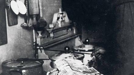 Zum Ofenanzünden nutzt diese Frau Anfang der 20er Jahre des vergangenen Jahrhunderts Banknoten. Wenigstens dafür taugten die wertlosen Geldscheine noch.
