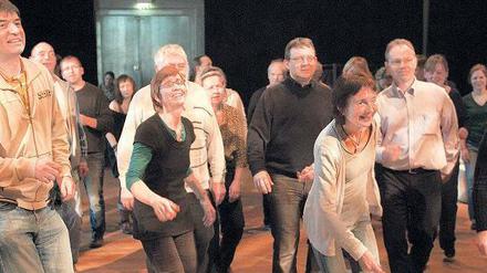 So tanzen Nichtsänger. Die hundert Chorteilnehmer üben nicht nur Tonfolgen, sondern machen dazu auch Bewegungsspiele. 
