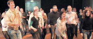 So tanzen Nichtsänger. Die hundert Chorteilnehmer üben nicht nur Tonfolgen, sondern machen dazu auch Bewegungsspiele.