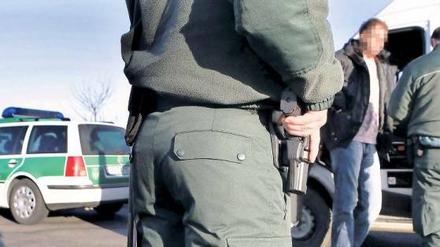 Kontrolliert. Die Beamten auf beiden Seiten tun ihr Bestes, doch das Netz an der deutsch-polnischen Grenze ist offenbar immer noch zu weitmaschig. Foto: dpa