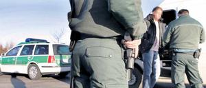 Kontrolliert. Die Beamten auf beiden Seiten tun ihr Bestes, doch das Netz an der deutsch-polnischen Grenze ist offenbar immer noch zu weitmaschig. Foto: dpa