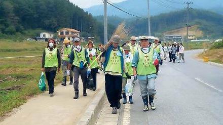 Los geht’s. Früh aufstehen, stundenlang schuften, auf harten Matten schlafen – das nahmen die Freiwilligen in Japan in Kauf. 