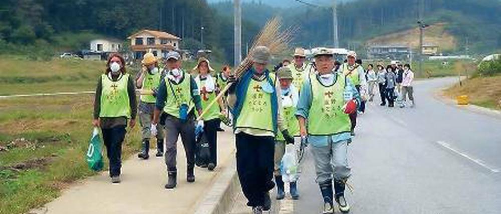 Los geht’s. Früh aufstehen, stundenlang schuften, auf harten Matten schlafen – das nahmen die Freiwilligen in Japan in Kauf. 