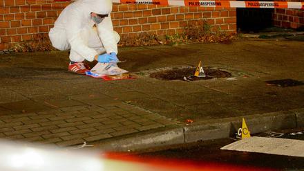 Wie im Krimi: Ein Polizist sucht nach Spuren. 