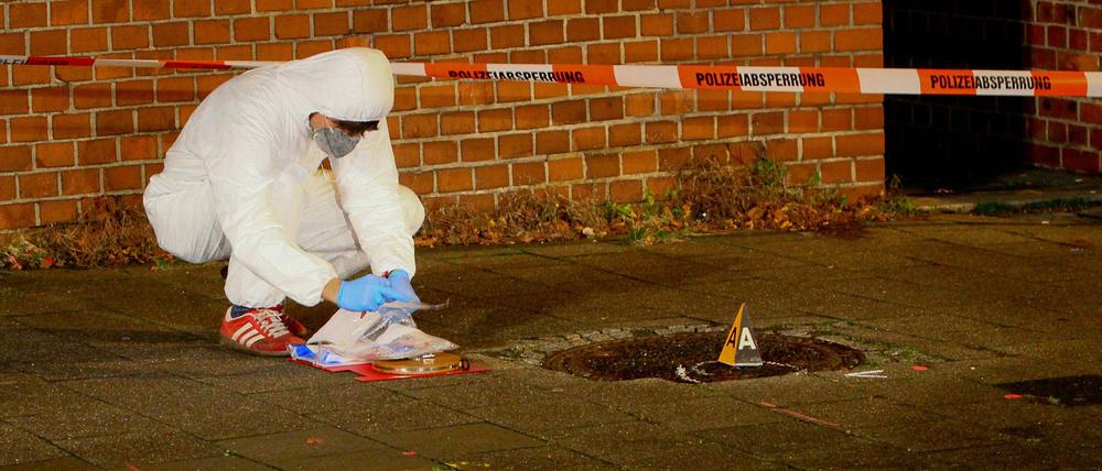Wie im Krimi: Ein Polizist sucht nach Spuren.