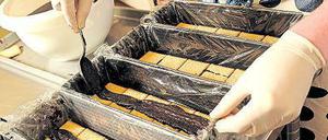 Über den Kakao gezogen. Jede Schokoschicht bedecken Kekse – am besten in einem Stück.