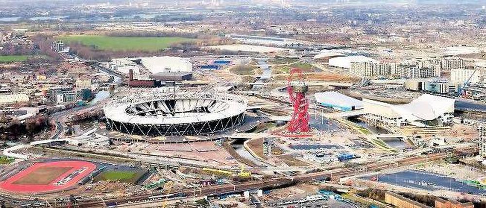 Hier wird – wie immer – bis zur letzten Minute gebaut. Der Olympia-Park im Norden Londons. 