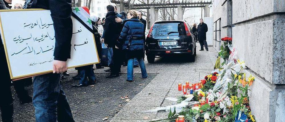 Stiller Protest. Mitglieder der syrischen Gemeinde haben am Mittwoch an der syrischen Botschaft in Tiergarten Blumen abgelegt, um an die Toten des Bombenanschlags in Damaskus zu erinnern. 