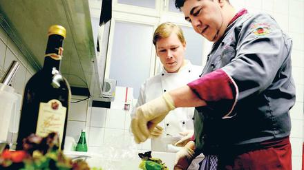 Mehr Salz. Steffen Seibert (r.) und Kai Rinneberg sind Auszubildende im Albrechtshof.
