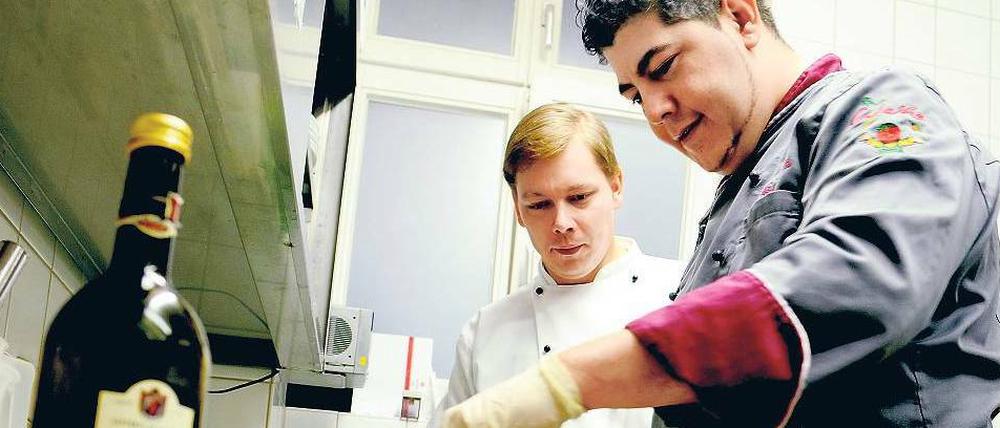 Mehr Salz. Steffen Seibert (r.) und Kai Rinneberg sind Auszubildende im Albrechtshof.
