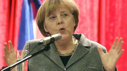 Regierungschefin mit dem Rücken zur Wand: Angela Merkel beim Neujahrsempfang ihres Landkreises Vorpommern-Rügen in Trinwillershagen.