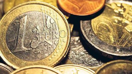 Eine gigantische Umtauschaktion brachte vor zehn Jahren den Euro. Heute sind 880 Milliarden Euro Bargeld in Umlauf, rund 857 Milliarden in Form von Scheinen und knapp 23 Milliarden als Münzen. Und es gibt immer noch gut 13 Milliarden D-Mark. Foto: dapd