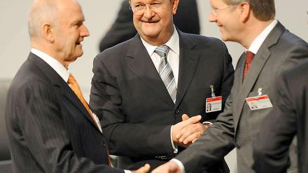 Christian Wulff und Wendelin Wiedeking (Mitte),Vorstandsvorsitzender von Porsche, werden 2009 bei der VolkswagenHauptversammlung von Ferdinand Piech begrüsst.