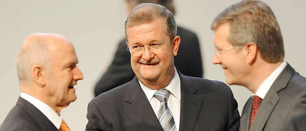 Christian Wulff und Wendelin Wiedeking (Mitte),Vorstandsvorsitzender von Porsche, werden 2009 bei der VolkswagenHauptversammlung von Ferdinand Piech begrüsst.
