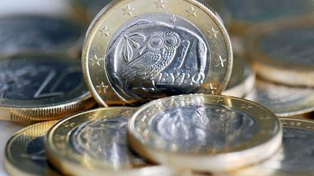 Der Euro wird zehn Jahre alt: anlässlich des Jubiläums wird um seine Existenz gerungen. 