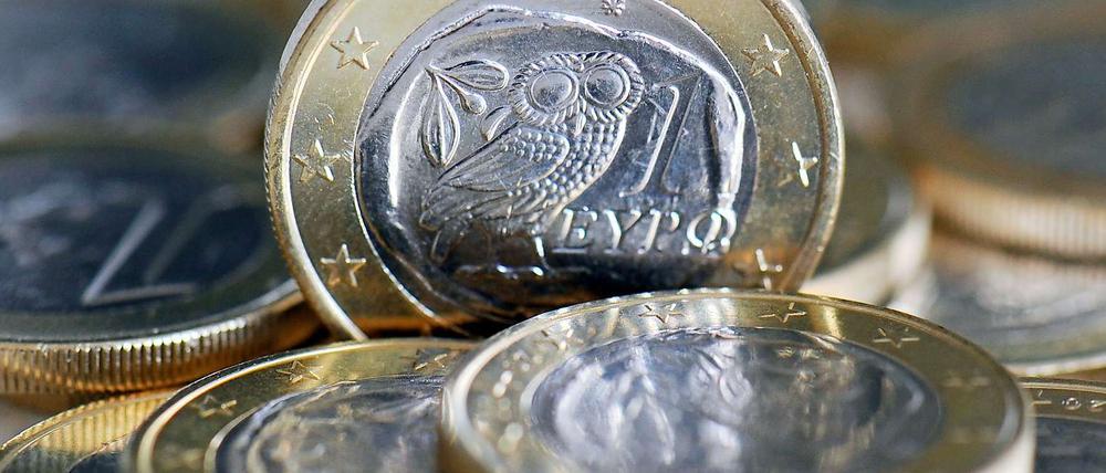 Der Euro wird zehn Jahre alt: anlässlich des Jubiläums wird um seine Existenz gerungen. 