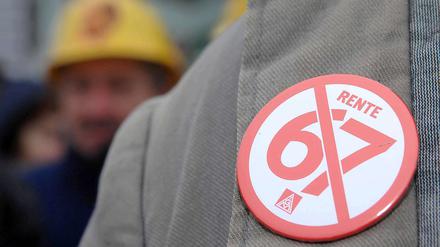 Die Rente mit 67 wird stark kritisiert: Die SPD forderte ihre Aussetzung.