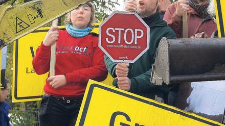 Protest gegen die Kohle. Seit Jahren schon demonstrieren Umweltverbände und Betroffene gegen die Abbaggerung weiterer Ortschaften. Foto: Bernd Settnik/dpa