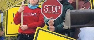 Protest gegen die Kohle. Seit Jahren schon demonstrieren Umweltverbände und Betroffene gegen die Abbaggerung weiterer Ortschaften. Foto: Bernd Settnik/dpa
