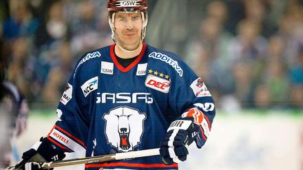 Der Berliner Denis Pederson wagt sich nach langer Pause wieder aufs Eis.