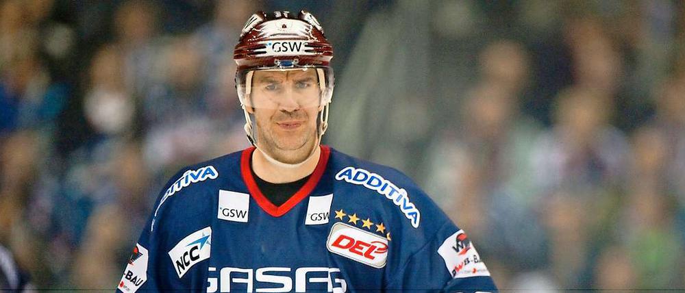 Der Berliner Denis Pederson wagt sich nach langer Pause wieder aufs Eis.