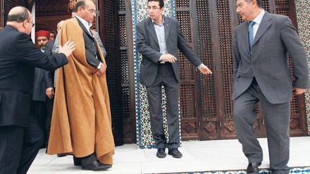 Wohin geht’s? Präsident Moncef Marzouki, ein früherer Mediziner (2. von links), soll mit der Übergangsregierung fotografiert werden. Foto: Reuters