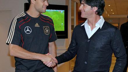 Reichen sie sich wieder die Hände? Bundestrainer Joachim Löw (r.) und sein einstiger Kapitän Michael Ballack wollen sich versöhnen.