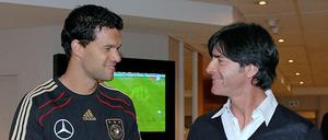 Reichen sie sich wieder die Hände? Bundestrainer Joachim Löw (r.) und sein einstiger Kapitän Michael Ballack wollen sich versöhnen.