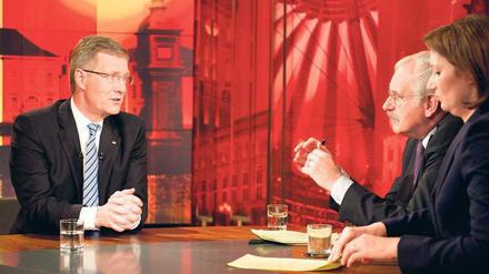 Befragt wurde Bundespräsident Christian Wulff (l.) am Mittwoch von Ulrich Deppendorf und Bettina Schausten. Foto: dpa