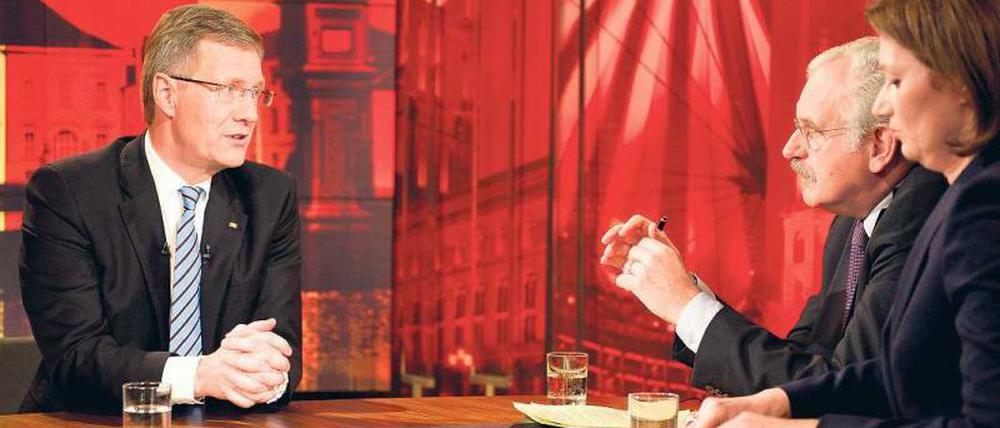Befragt wurde Bundespräsident Christian Wulff (l.) am Mittwoch von Ulrich Deppendorf und Bettina Schausten. Foto: dpa