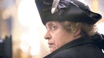Katharina Thalbach in der „Hosenrolle“ des Alten Fritz. Den jungen Friedrich verkörpert im Arte-Film Tochter Anna Thalbach. Foto: dapd