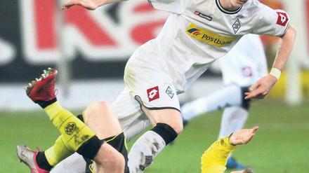 Bald ist Schluss damit. Die Dortmunder, wie hier Jakub Blaszczykowski, wollen sich von der nächsten Saison an nicht mehr von Marco Reus überspielen lassen. Im Gegenteil. Der Meister lässt sich die Verpflichtung des Gladbachers mehr als 17 Millionen Euro kosten. Es ist der zweitteuerste Transfer der Vereinsgeschichte nach Marcio Amoroso. 
