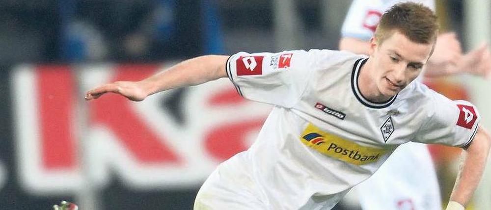 Bald ist Schluss damit. Die Dortmunder, wie hier Jakub Blaszczykowski, wollen sich von der nächsten Saison an nicht mehr von Marco Reus überspielen lassen. Im Gegenteil. Der Meister lässt sich die Verpflichtung des Gladbachers mehr als 17 Millionen Euro kosten. Es ist der zweitteuerste Transfer der Vereinsgeschichte nach Marcio Amoroso. 