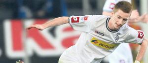 Bald ist Schluss damit. Die Dortmunder, wie hier Jakub Blaszczykowski, wollen sich von der nächsten Saison an nicht mehr von Marco Reus überspielen lassen. Im Gegenteil. Der Meister lässt sich die Verpflichtung des Gladbachers mehr als 17 Millionen Euro kosten. Es ist der zweitteuerste Transfer der Vereinsgeschichte nach Marcio Amoroso. 