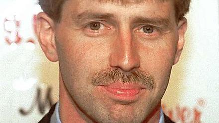 Im Mai 1998 wird Michael Skibbe als neuer Trainer von Borussia Dortmund vorgestellt. Nicht jeder BVB-Fan ist begeistert, ist der damals 33-Jährige doch gebürtiger Gelsenkirchener und spielte einst auch für Schalke 04. Allerdings betreute Skibbe schon seit 1994 verschiedene Nachwuchsmannschaften der Dortmunder.