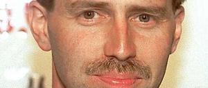 Im Mai 1998 wird Michael Skibbe als neuer Trainer von Borussia Dortmund vorgestellt. Nicht jeder BVB-Fan ist begeistert, ist der damals 33-Jährige doch gebürtiger Gelsenkirchener und spielte einst auch für Schalke 04. Allerdings betreute Skibbe schon seit 1994 verschiedene Nachwuchsmannschaften der Dortmunder.