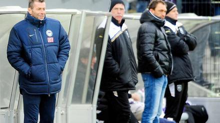 Michael Skibbe (l.) hatte am Ende ein bisschen mehr Grund zur Freude als Osnabrücks Trainer Claus-Dieter Wollitz (2. v. r.)