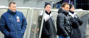 Michael Skibbe (l.) hatte am Ende ein bisschen mehr Grund zur Freude als Osnabrücks Trainer Claus-Dieter Wollitz (2. v. r.)