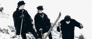 Im Stand noch locker. Bis auf John Lennon (eine Skistunde) hatte keiner von den Beatles je auf Brettern gestanden. Gut für die Doubles, die gute Gage bekamen.