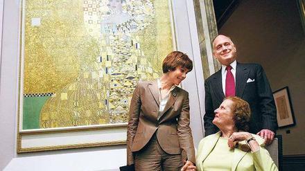 Liebhaber deutscher Kunst. Ronald S. Lauder, Sammler, Museumsdirektorin Renee Price und, sitzend, Maria Altmann, Nachfahrin der Familie Bloch-Bauer vor Gustav Klimts „Adele Bloch-Bauer I“, dem bislang teuersten Gemälde aller Zeiten.